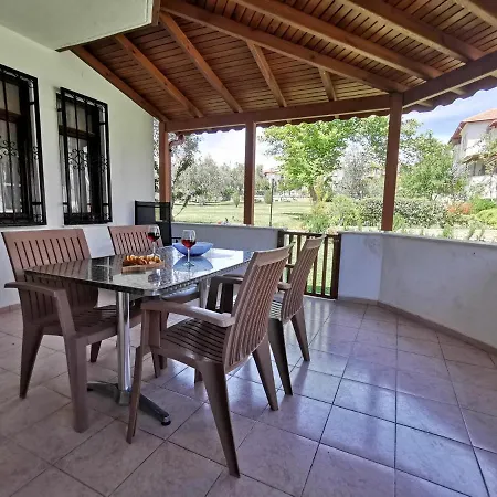 3+1 Spacious House In A Condominium With A Large Green Area Apartment